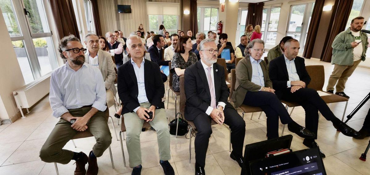 Asistentes a la asamblea de Otea, en Olloniego. | IRMA COLLÍN