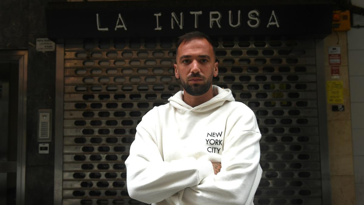 Aitor Neira, propietario de La Intrusa, local cerrado por sanción