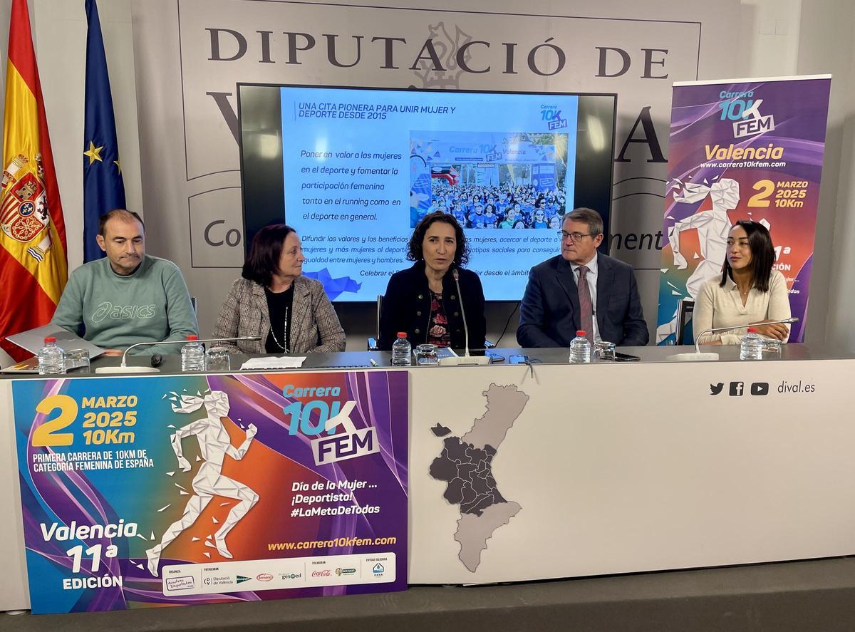 En el acto han participado, la directora de la 10KFem, Maravillas Aparicio, el vicepresidente de la Federación de Atletismo de la CV, Manolo Ripollés, el Dircom de El Corte Inglés, Pau Pérez Rico, la responsable de Relaciones Institucionales de Cárnicas Serrano, Carmen Serrano y la ganadora de la prueba de la pasada edición, Ghizlane Assou.