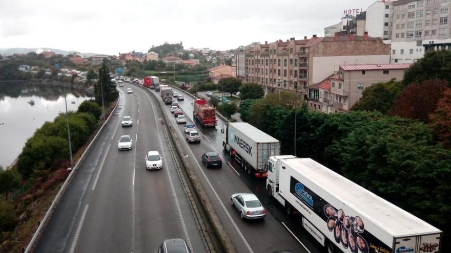 Colas en la AP-9 debido a este siniestro sobre el puente de la ría.