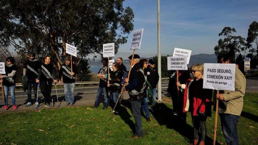 La concentración vecinal juntoa la glorieta de O Salgueiral que une las carreteras PO-192 y PO-548. // Iñaki Abella