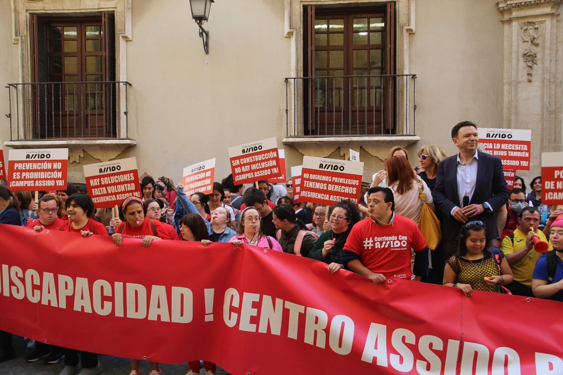 Concentración de Assido en Murcia ante la CHS