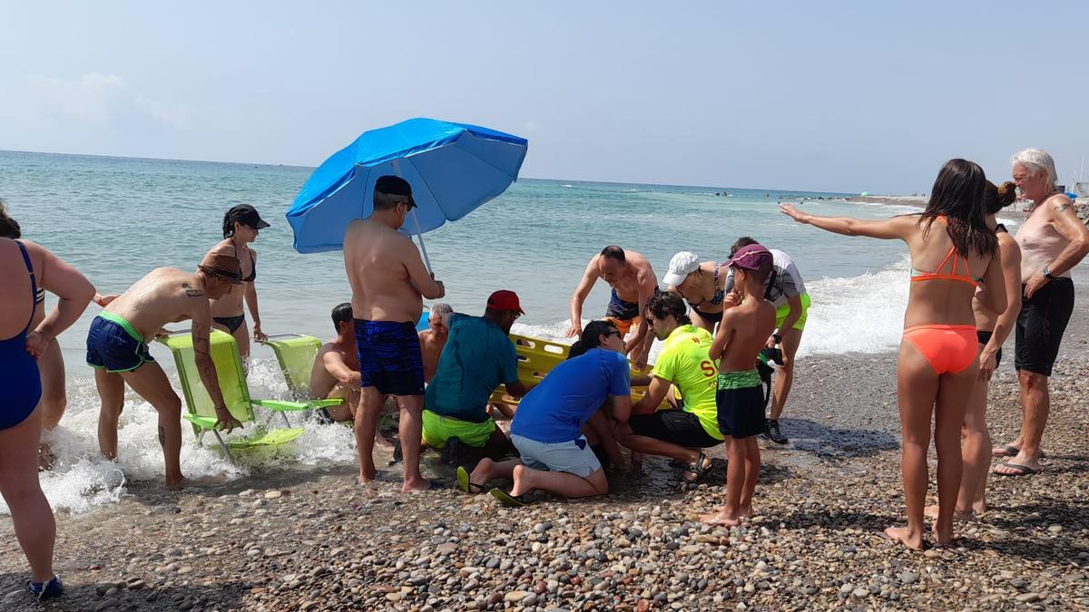 Los bañistas han sacado hasta la orilla a la mujer que no habría podido salir del mar por sí sola.