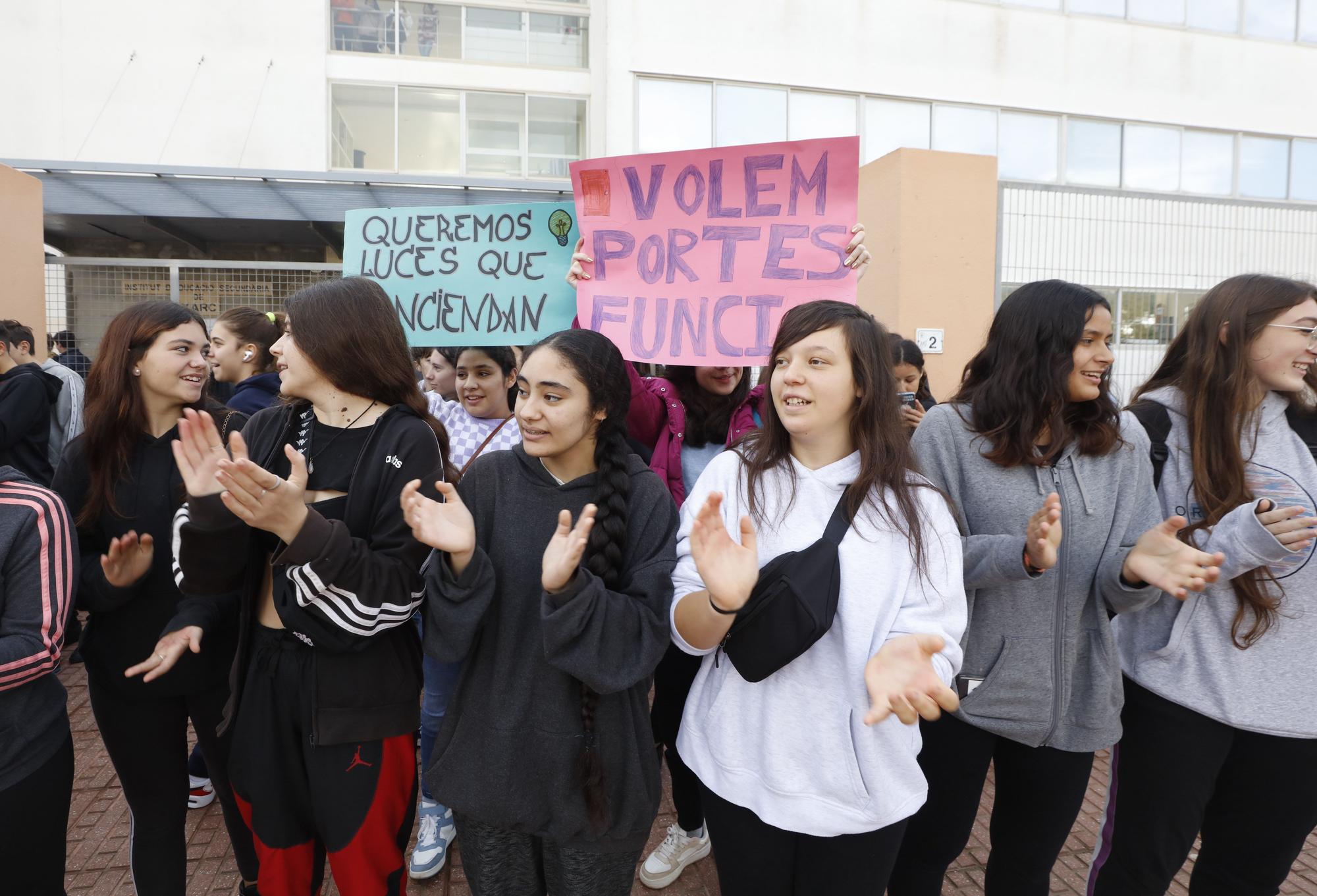 Los alumnos del IES Xarc protestan para exigir unas condiciones dignas