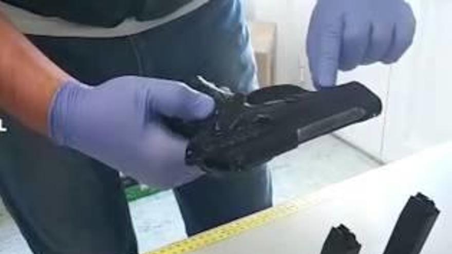 Imagen de parte de la marihuana requisada y de las armas encontradas a los okupas en Mutxamel por la Guardia Civil.