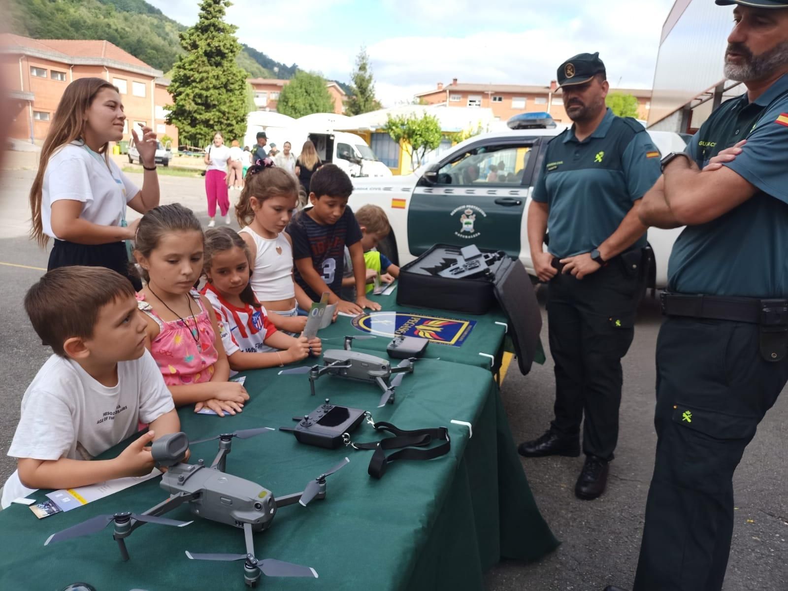 Demostración de la Guardia Civil en el colegio Elena Sánchez Tamargo de Laviana