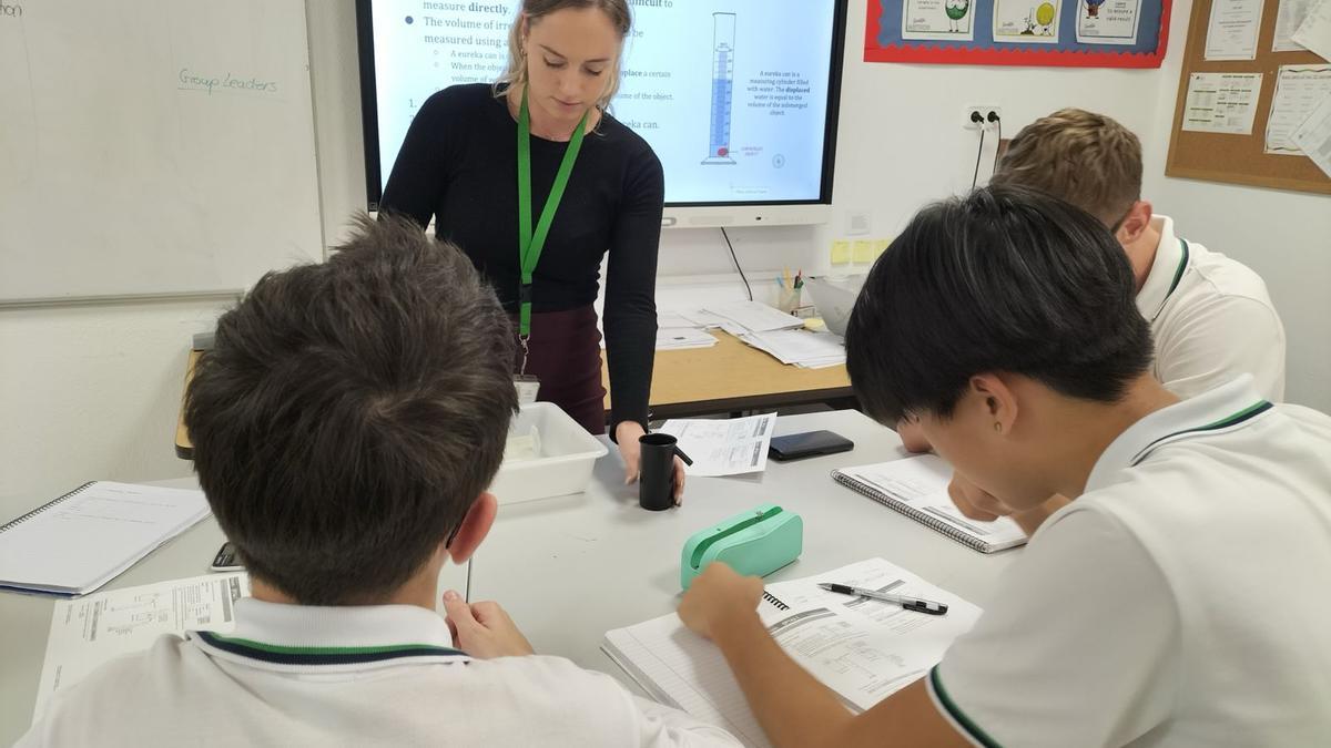 Emily Robinson, responsable de Ciencias de ELIS Villamartín, en clase con sus alumnos