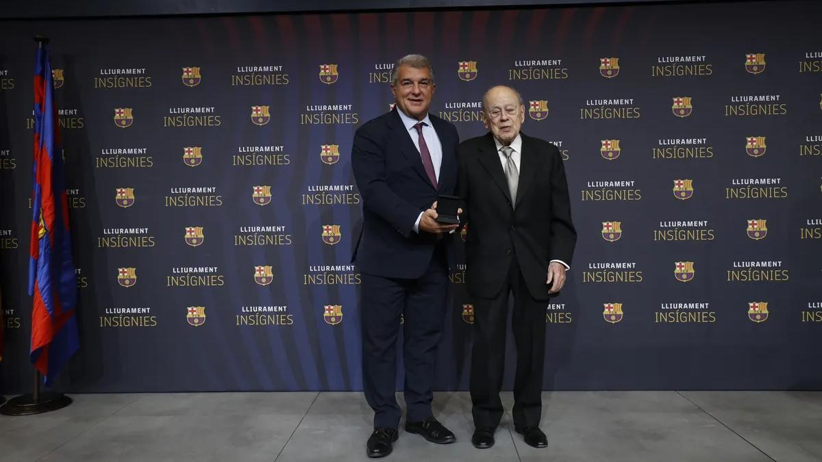 Joan Laporta entregó la insignia de oro y brillantes del Barça a Jordi Pujol por ss 75 años como socio del club