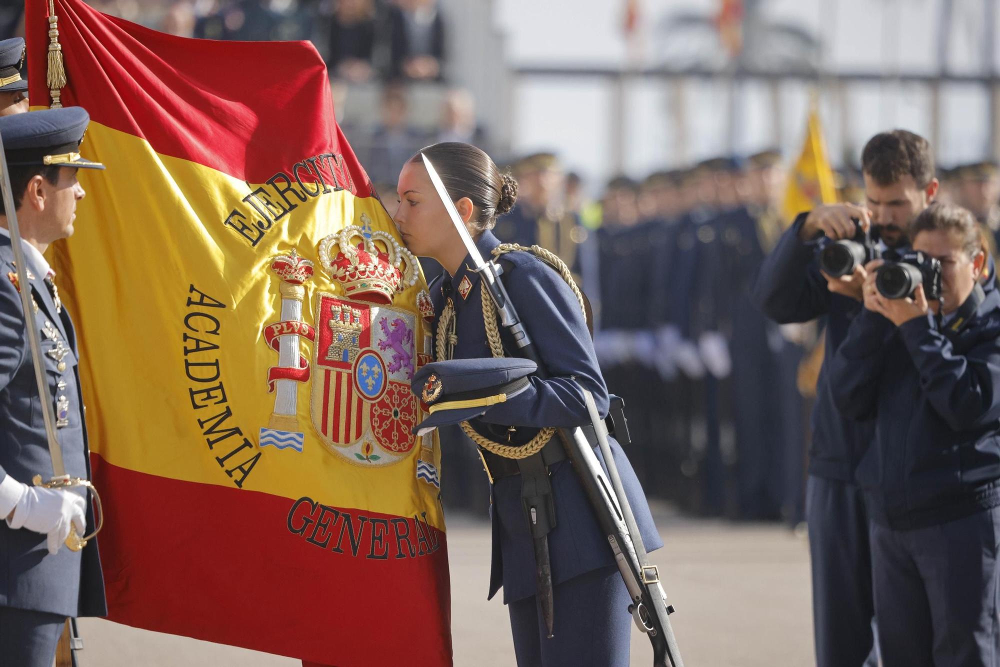 Las mejores imágenes de la Jura de Bandera en la Academia General del Aire con la princesa Leonor