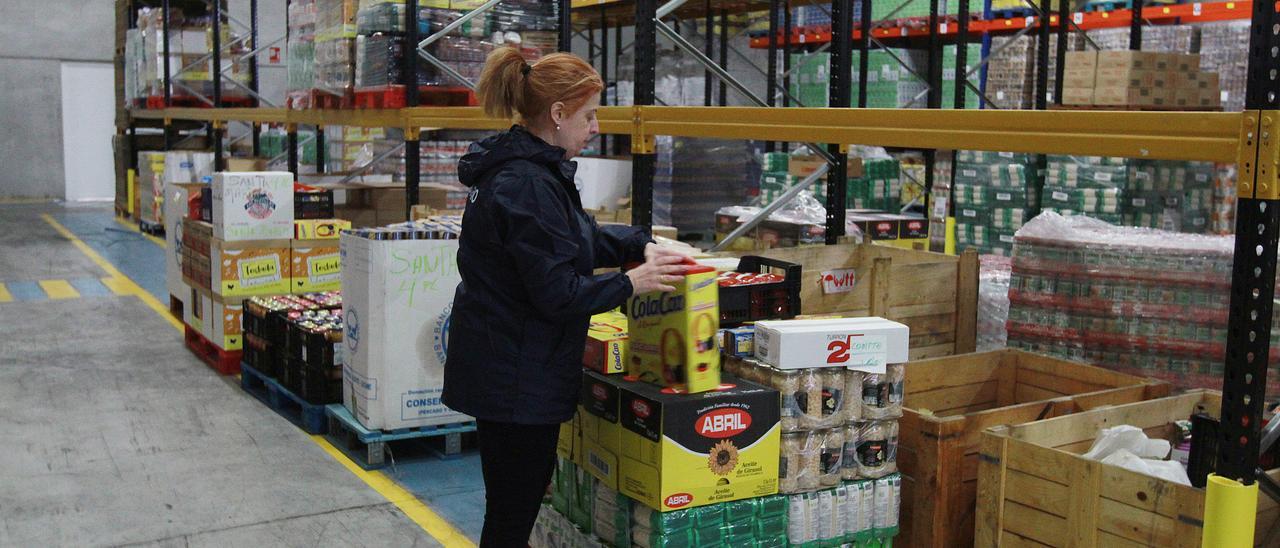 Natalia González, coordinadora del Banco de Alimentos de Ourense, prepara el material para el próximo reparto.