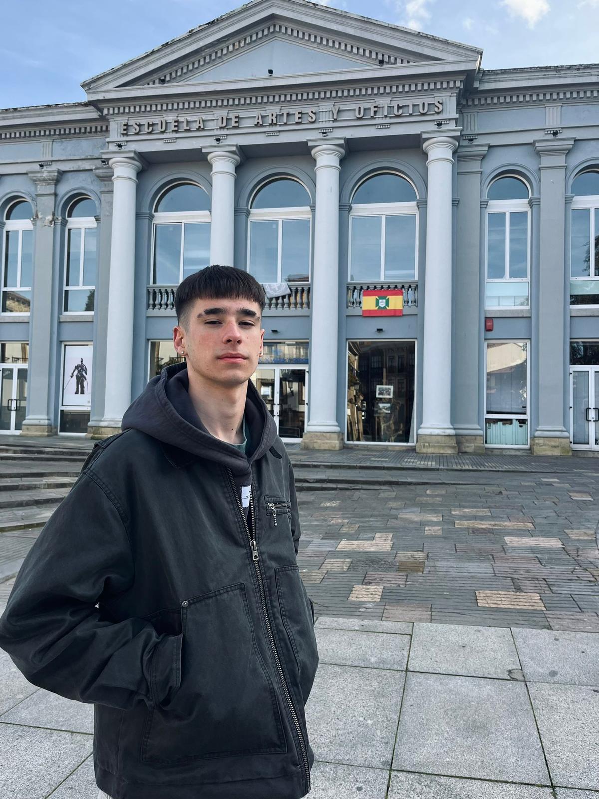 Aarón Martínez, enfrente de la Escuela de Artes y Oficios