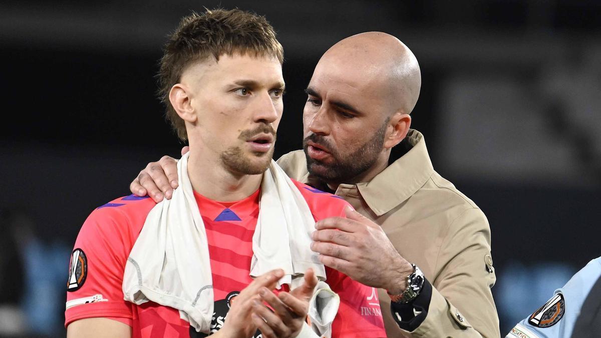 Claudio Giráldez anima a Radu al término del partido contra el Lyon en Balaídos