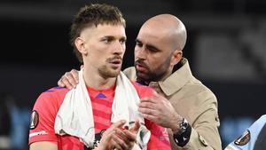 Claudio Giráldez anima a Radu al término del partido contra el Lyon en Balaídos