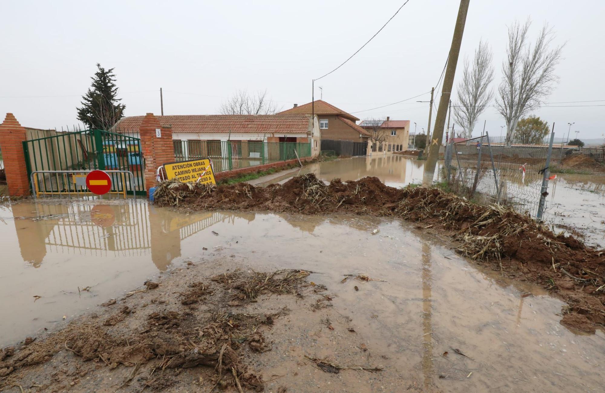 Monzalbarba sufre los efectos de la crecida del Ebro