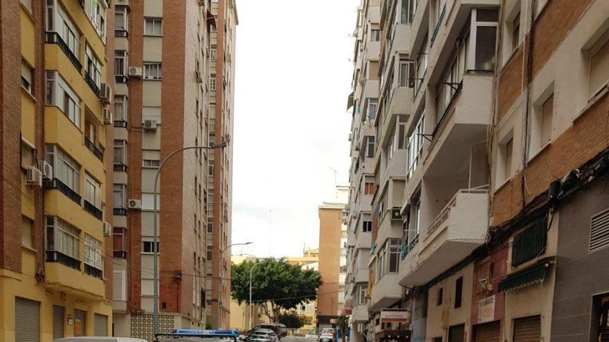 Dos vehículos del Grupo de Acción Rápida (GAR) de la Guardia Civil, este martes, en la calle Barca de la capital.