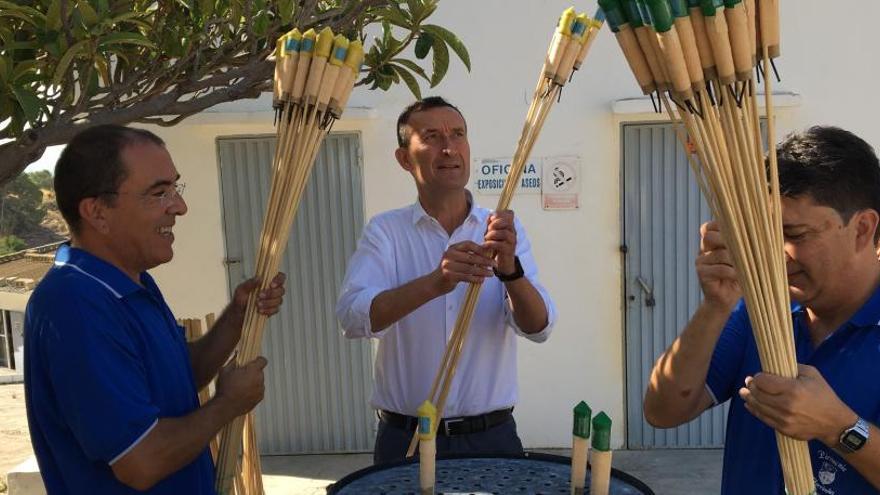 El alcalde, Carlos González, con los pirotécnicos