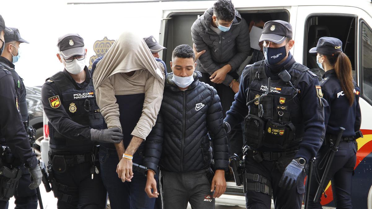 Dos de los marroquíes detenidos, a su llegada al Juzgado el pasado lunes.