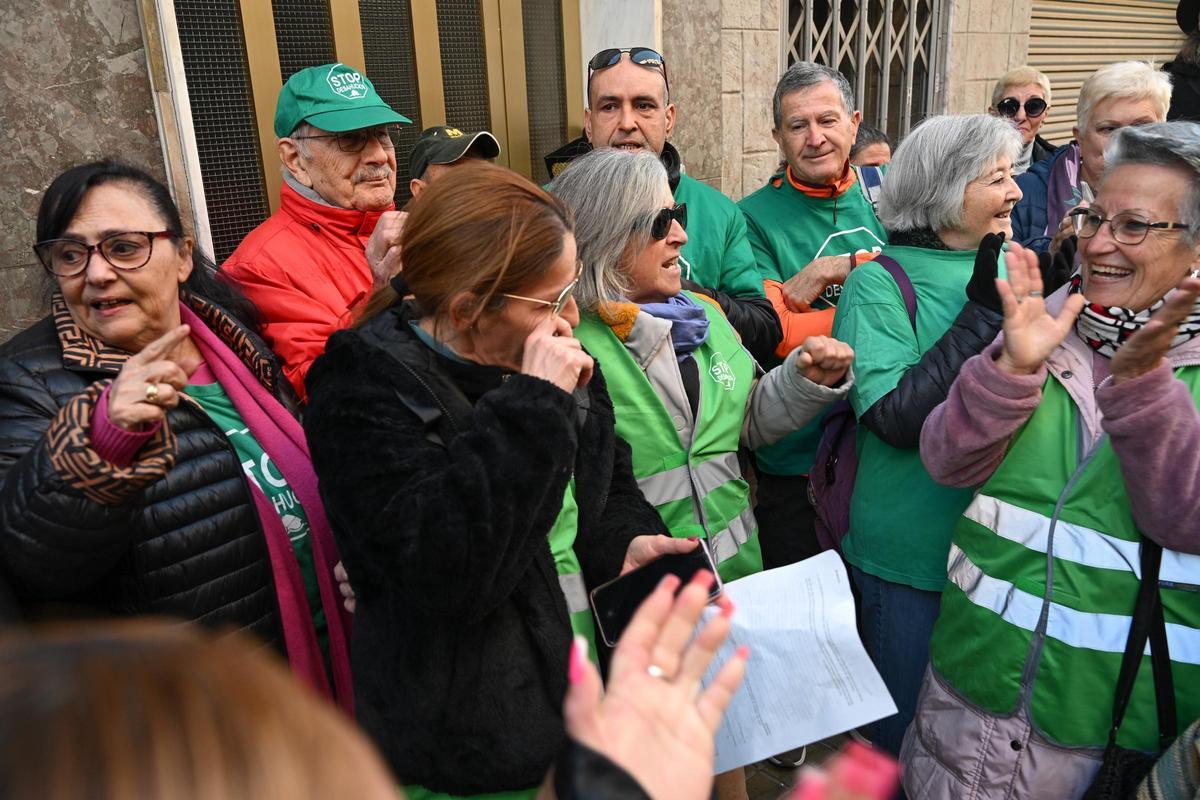 La PAH logra aplazar el desahucio de una mujer y su hija en el barrio de Carrús en Elche