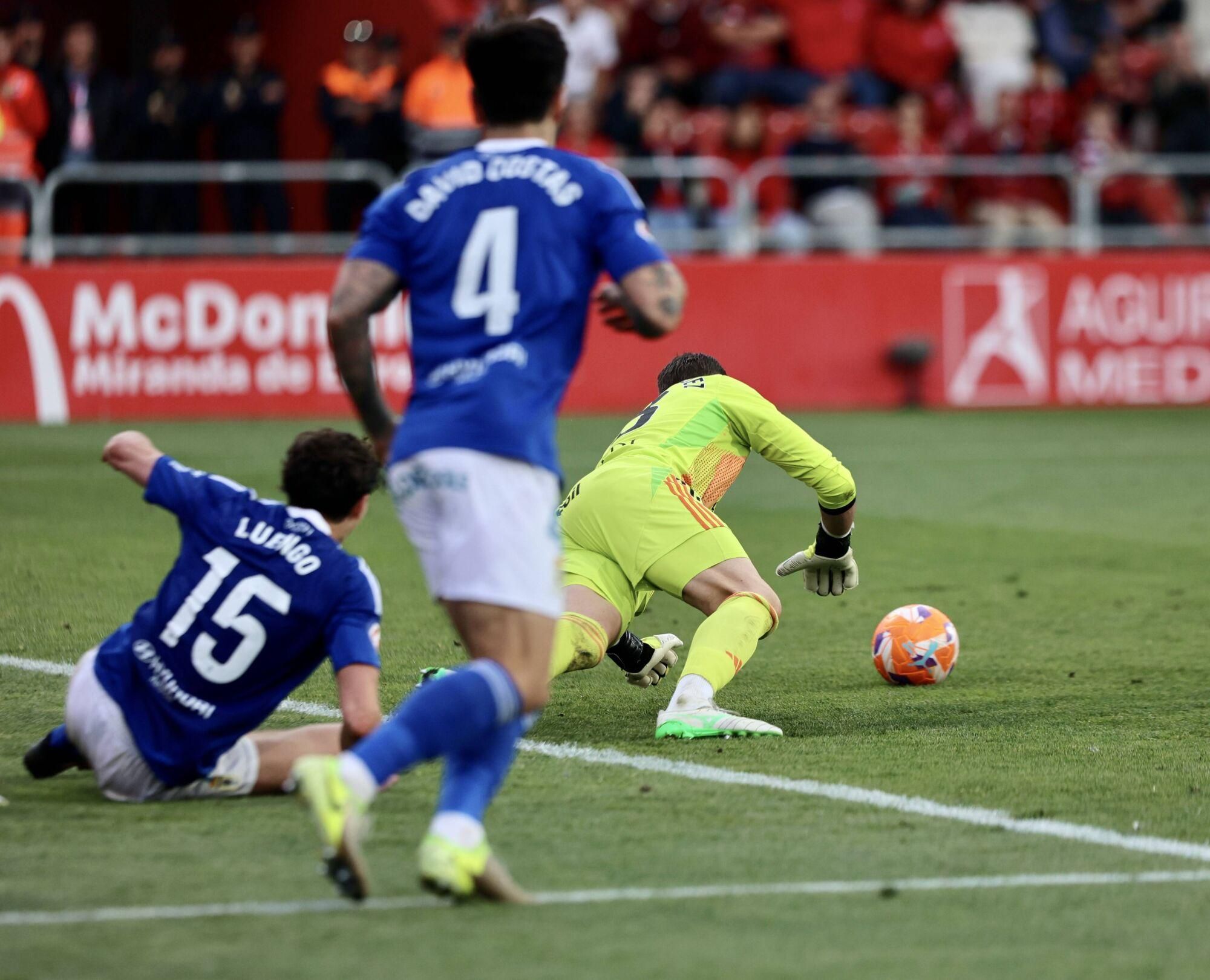 EN IMÁGENES: Ambientazo en la ida de la final por el ascenso a Primera entre Mirandés y Oviedo