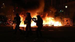 Agentes de los Mossos intentando disolver una manifestación en Barcelona en apoyo de Pablo Hasél.