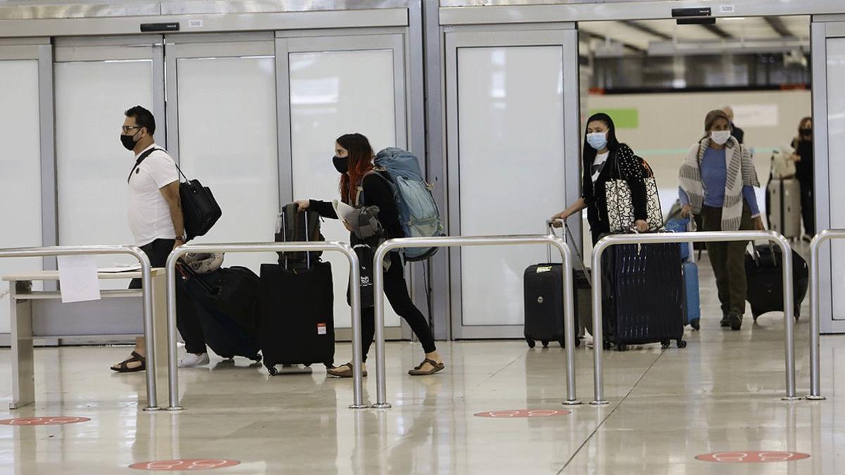 Varios pasajeros llegan al Aeropuerto Adolfo Suárez-Madrid Barajas, el 23 de mayo