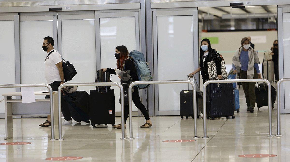 Varios pasajeros llegan al Aeropuerto Adolfo Suárez-Madrid Barajas, el 23 de mayo.