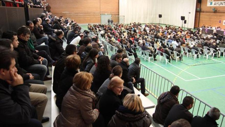 Asistentes a la reunión de Jesús Nazareno ayer en el pabellón deportivo Manuel Camba.