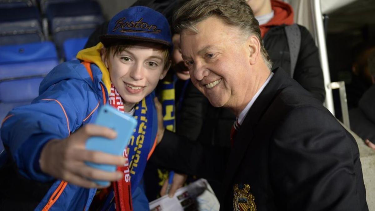 Louis van Gaal, con un joven aficionado.