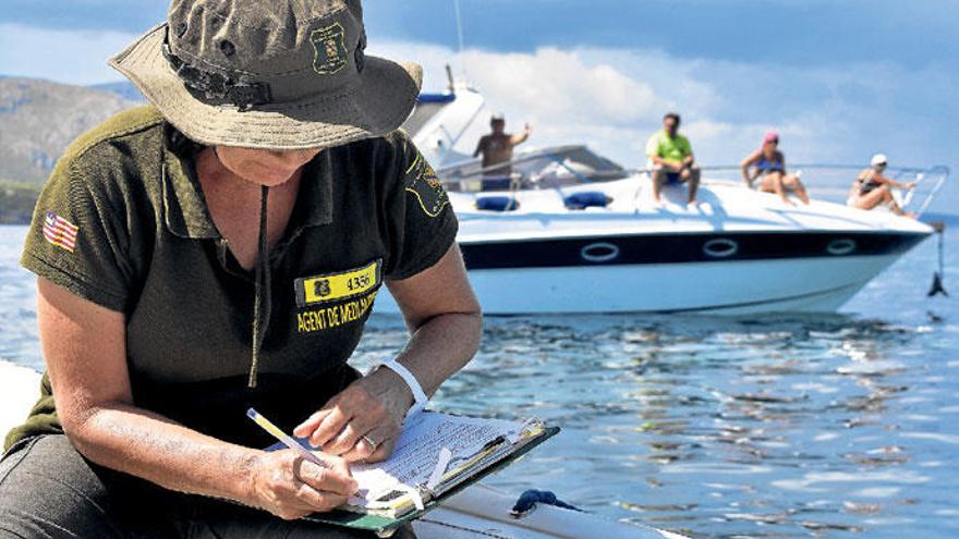 Knöllchen auf See: Wer über der „Posidonia&quot; ankert, muss mit hohen Geldbußen rechnen.