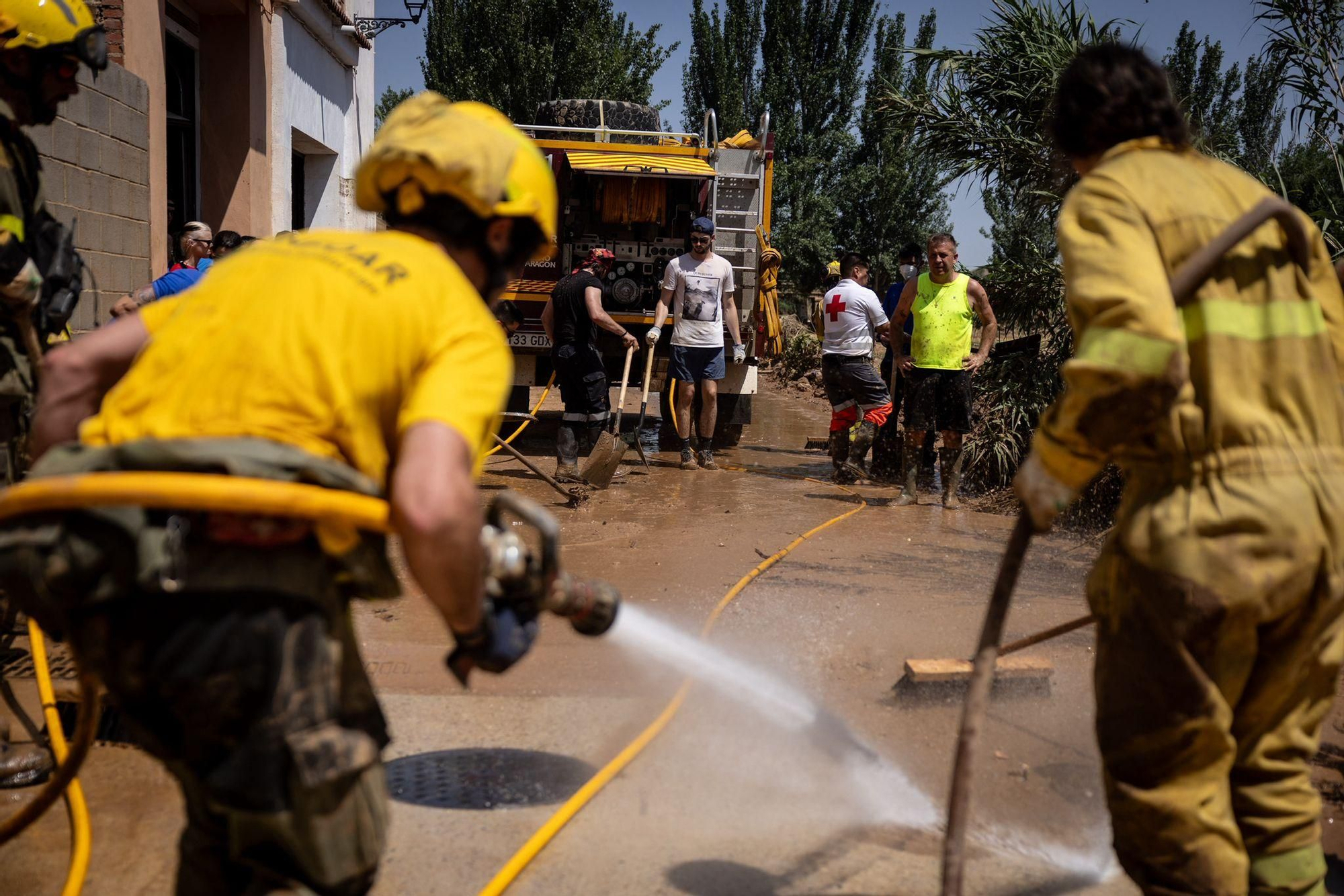 En imágenes | La UME ya trabaja en los pueblos aragoneses afectados por las tormentas