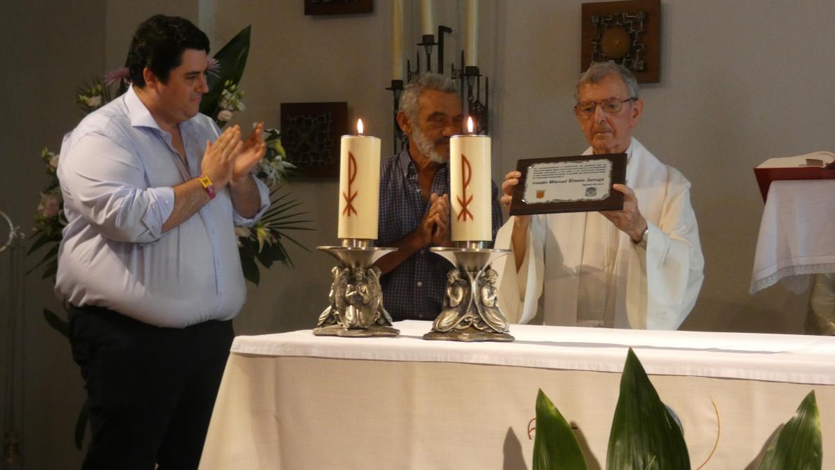 Momento en el que Manuel Blasco recibió una placa en agradecimiento por su dedicación a Mascarell.