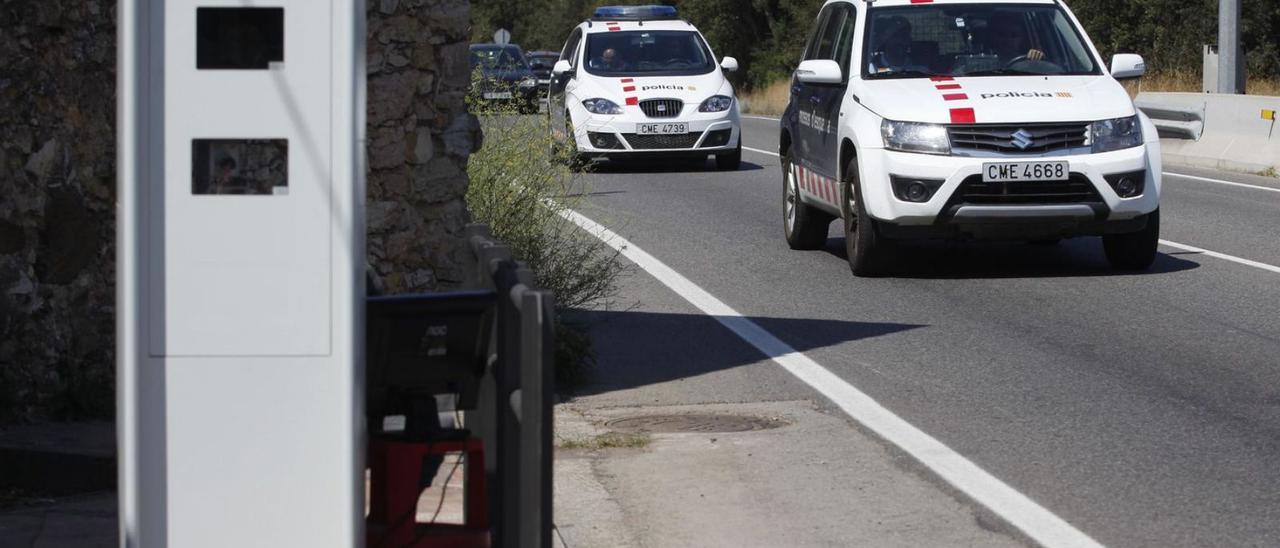 Els Mossos circulant per Llofriu, al Baix Empordà, on hi ha un radar, en una imatge d’arxiu. | ANIOL RESCLOSA