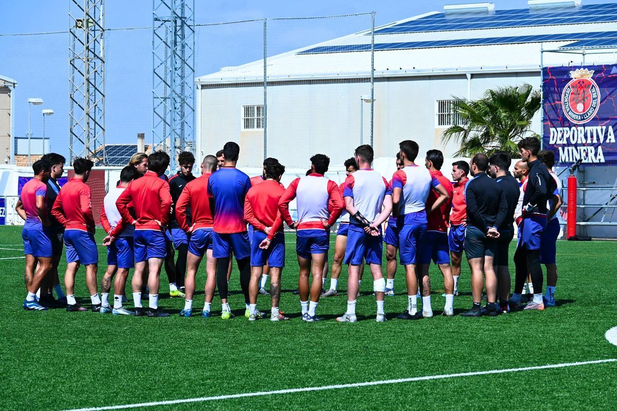 La plantilla de la Deportiva Minera preparando el duelo ante el Extremadura