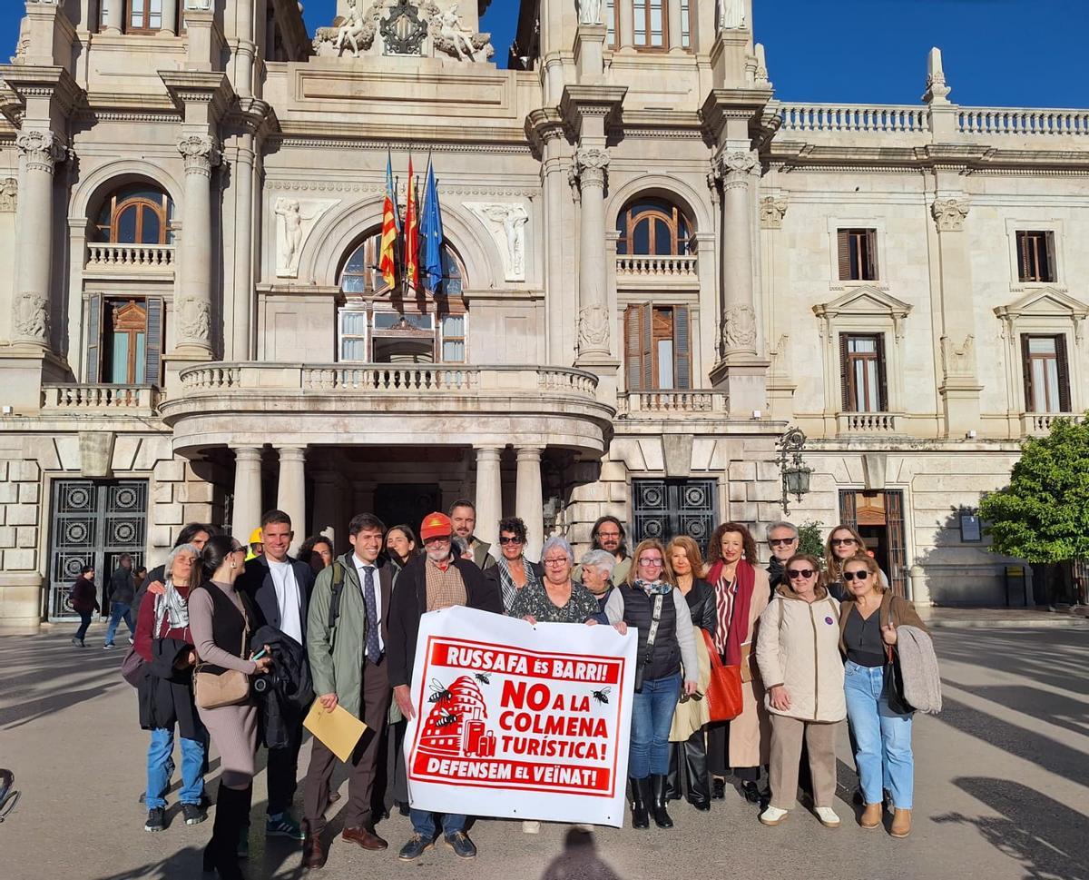 Vecinos de Russafa, junto a ediles socialistas, protestan contra la colmena de viviendas turísticas proyectada en el barrio