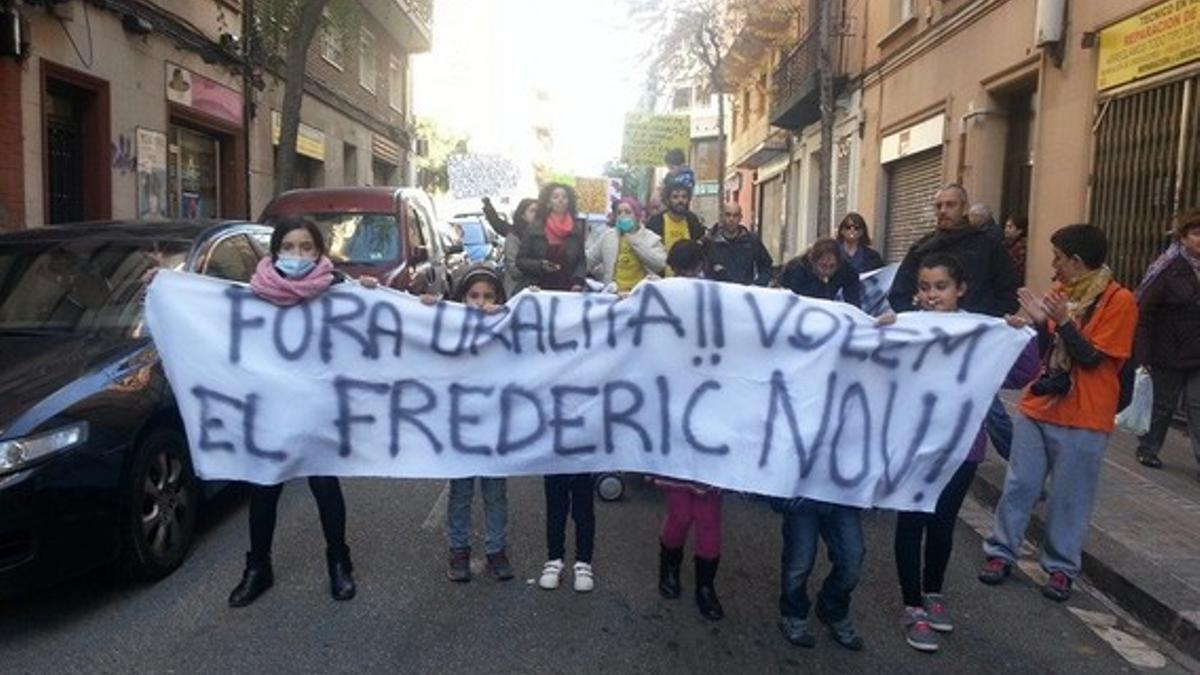 Padres y alumnos de la escuela Frederic Mistral reclamando la retirada de uralita en diciembre de 2014.