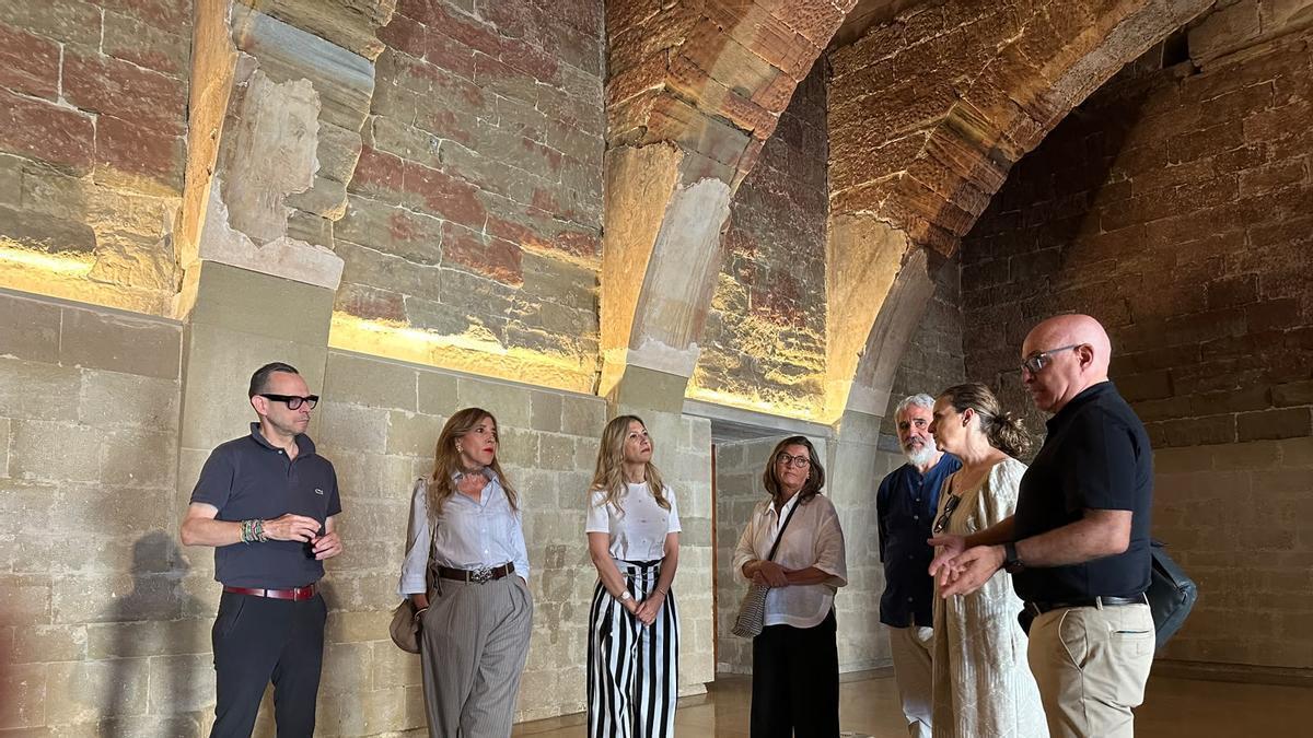 Mar Vaquero, en el centro, durante la visita al Monasterio de Sijena