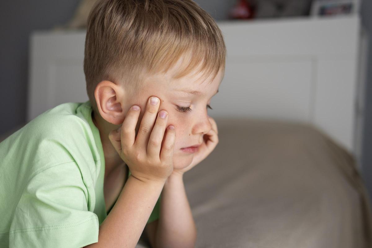 La Academia Americana de Pediatría sugiere que los niños de 6 años en adelante no deberían pasar más de 1 a 2 horas al día frente a pantallas para el entretenimiento