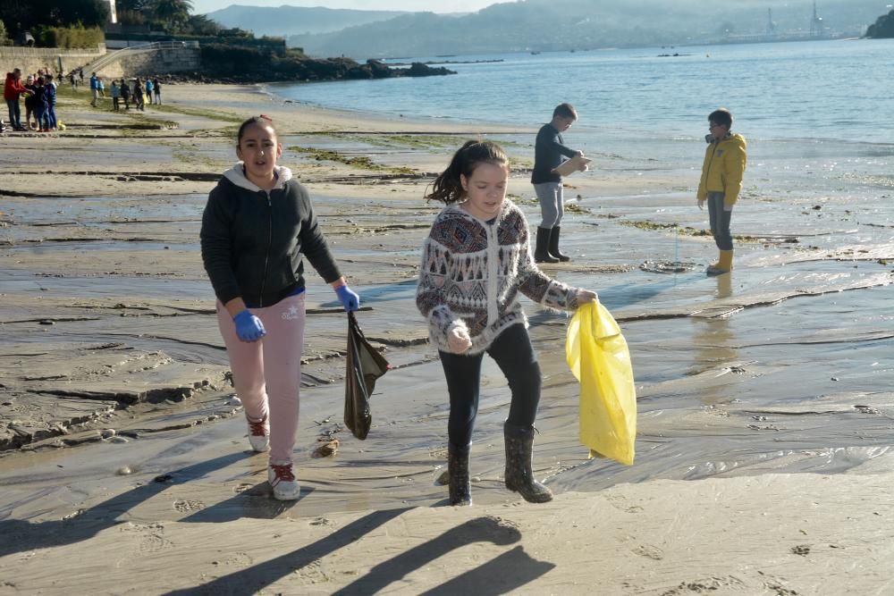 Escolares de Poio retiran de la playa de Chancelas hasta 400 kilos de basura