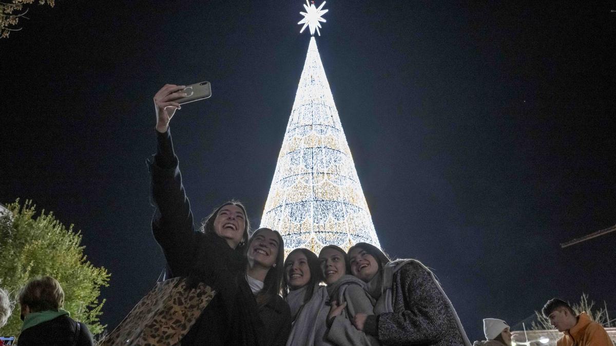 Un grupo de amigas fai un selfie coa árbore de Nadal de Ourense.