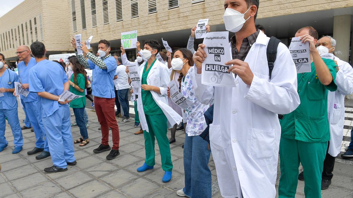 Imagen de la jornada de huelga de médicos y facultativos interinos el pasado 29 de abril en el Hospital Negrín