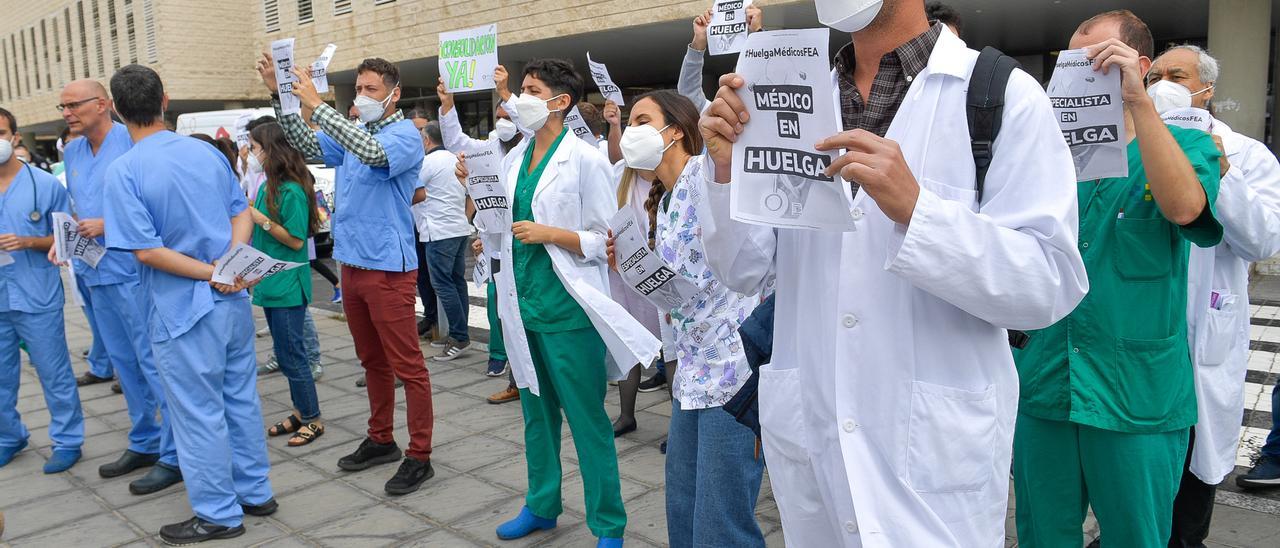 Jornada de huelga de médicos y facultativos interinos en el Hospital Negrín.