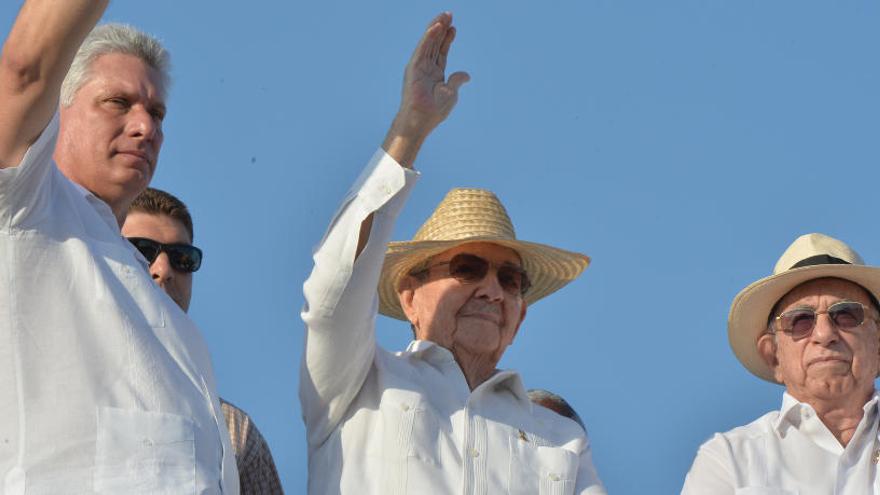 Raúl Castro con miembros de su gobierno.