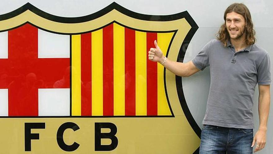 Chygrynskiy posa ante el escudo del Barcelona. / albert gea