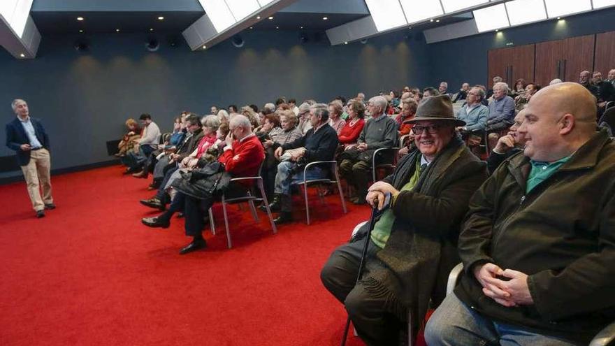 Elías Delgado, ante el público que llenó ayer el Club para asistir a su conferencia sobre la diabetes.