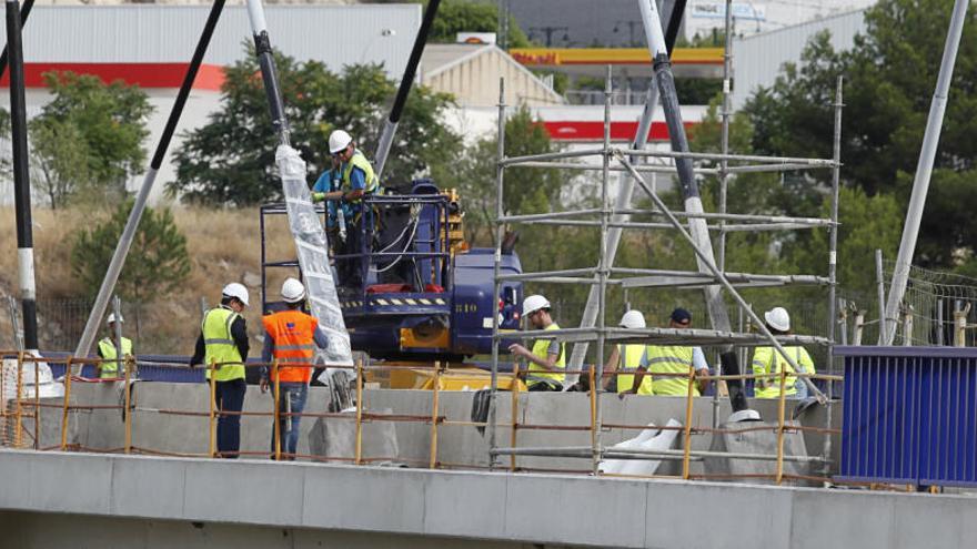 Los técnicos han revisado todos los tirantes del puente