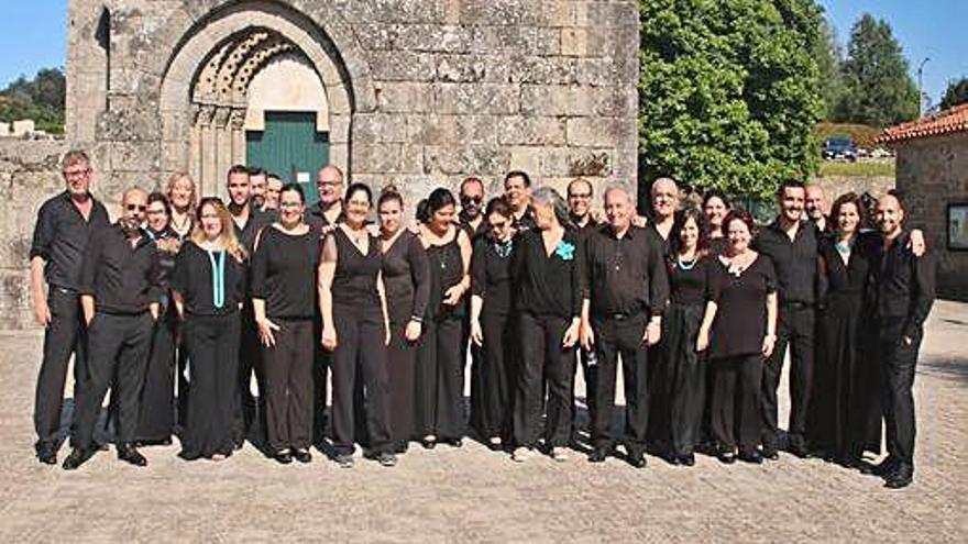 La agrupación, dirigida por Mariola Rodríguez, en los Pazos de Ferreira.