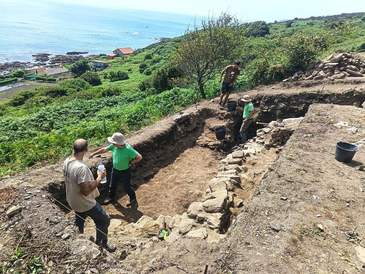 El equipo de arqueología del Geaat durante las excavaciones en Ons realizadas durante las dos últimas semanas.