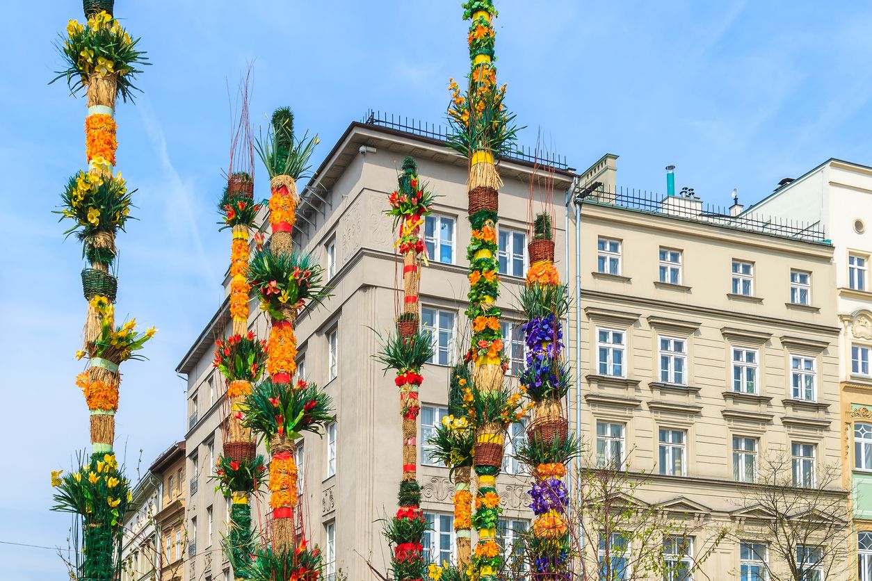 Palmas de semana Santa en el mercado principal de Cracovia durante la Feria de abril, Polonia