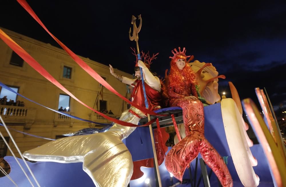 Die Heiligen Drei Könige wurden am Donnerstagabend (5.1.) bei ihrem bunten Umzug durch Palma von allerlei Meeresgetier begleitet. Statt auf dem Rathausplatz führte der Weg dieses Jahr vom Hafen zum Borne-Boulevard.