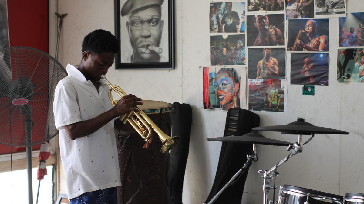 Un chico toca afrobeat en la casa museo de Fela Kuti, el padre de este estilo musical, en Lagos, Nigeria.